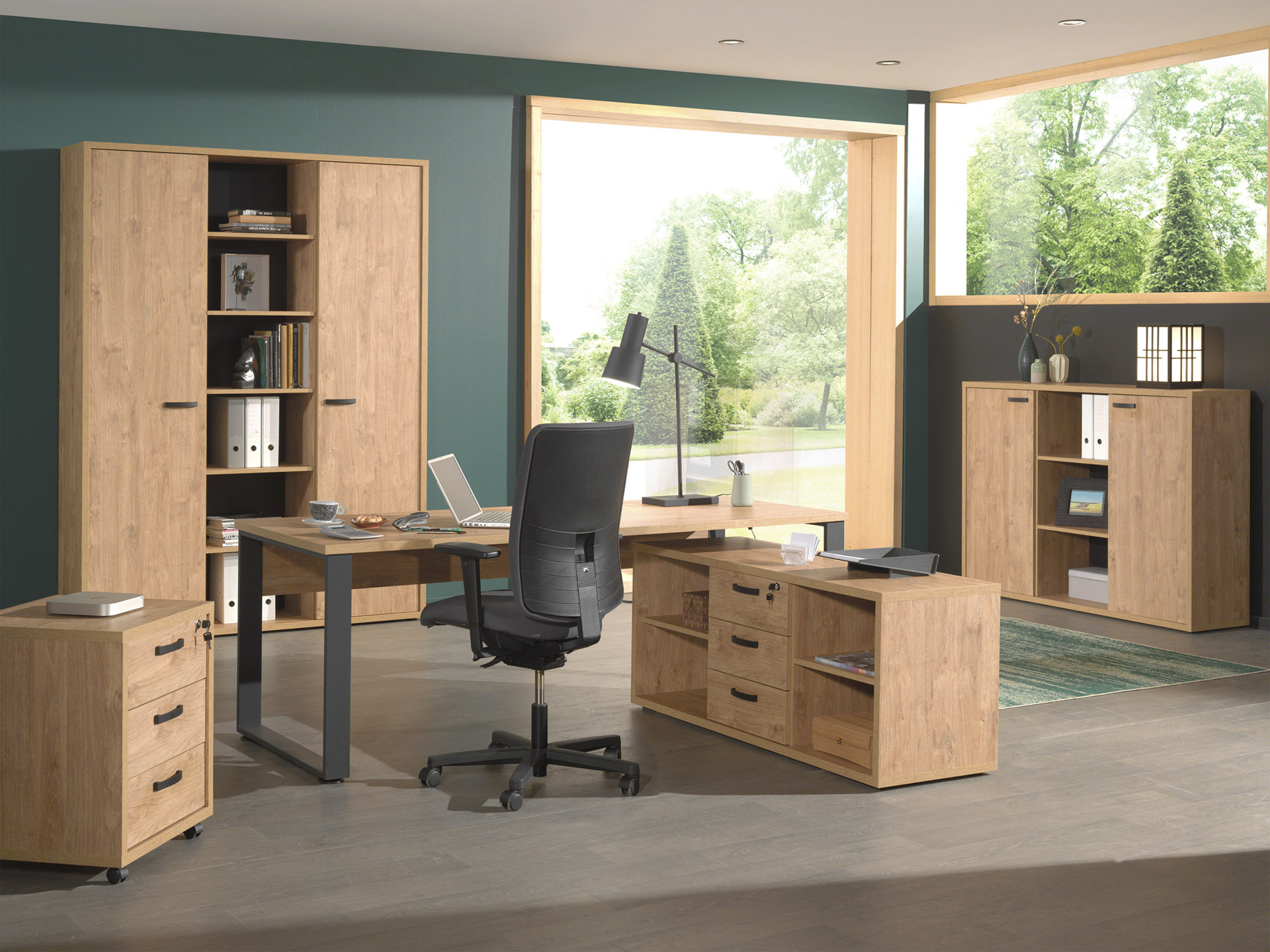 Moderne kantoorinrichting met houten meubels van Belga Meubel in Brugge, inclusief bureau, kast en bureaustoel