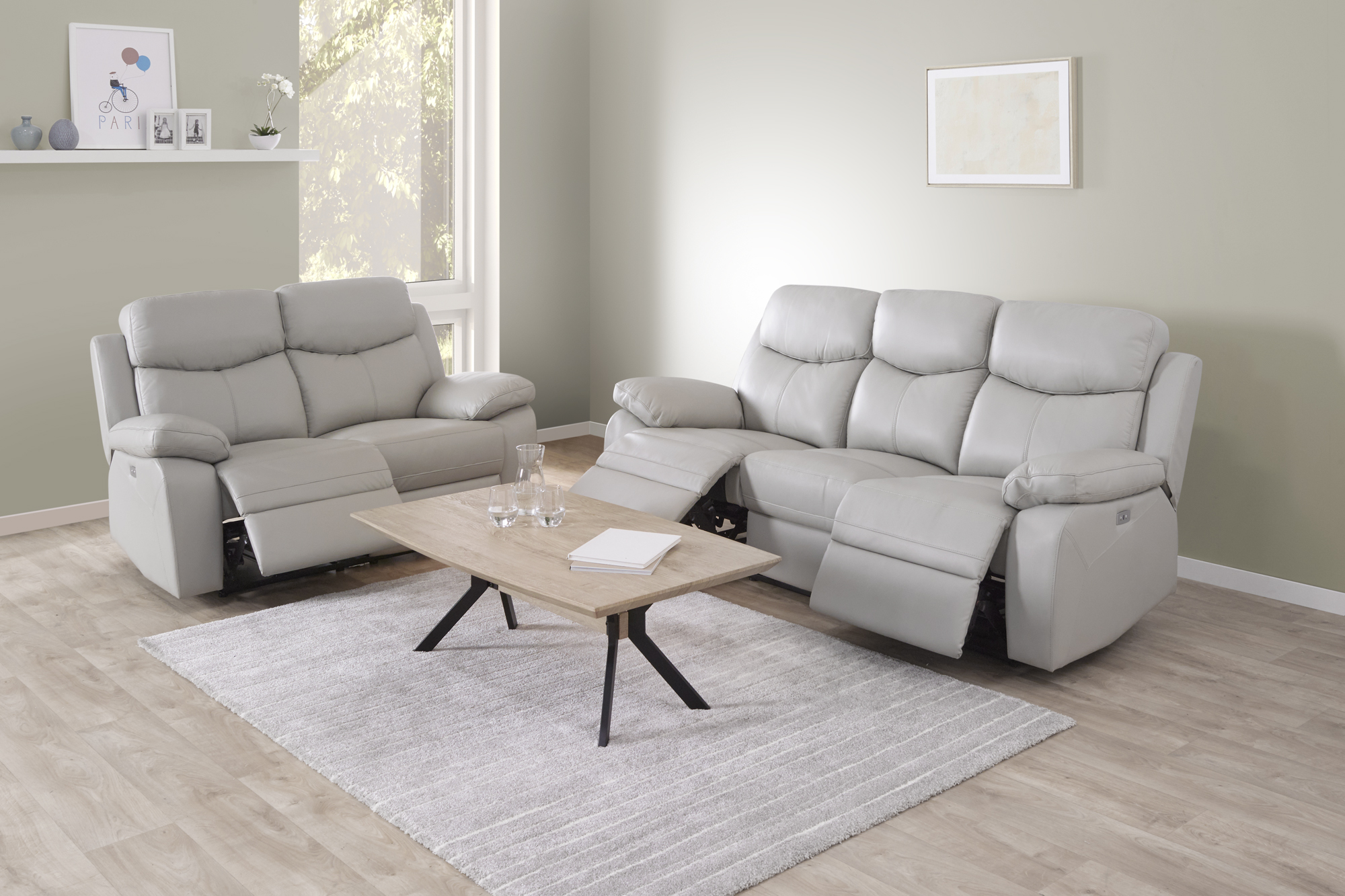 Lichtgrijze elektrische relaxzetels en sofa in moderne woonkamer met salontafel bij Belga Meubel Brugge