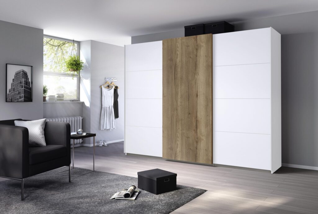 Moderne witte kledingkast met houten schuifdeur in stijlvolle woonkamer bij Belga Meubel Brugge
