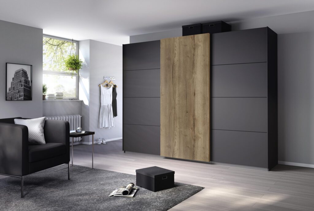 Moderne kledingkast met antraciet en houtfineer in stijlvolle slaapkamer, meubels van Belga Meubel Brugge
