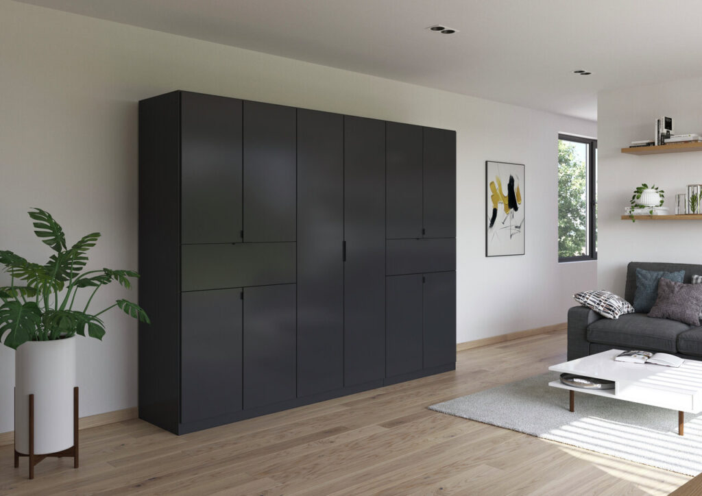 Zwarte moderne kastenwand in lichte woonkamer met houten vloer, verkrijgbaar bij Belga Meubel Brugge
