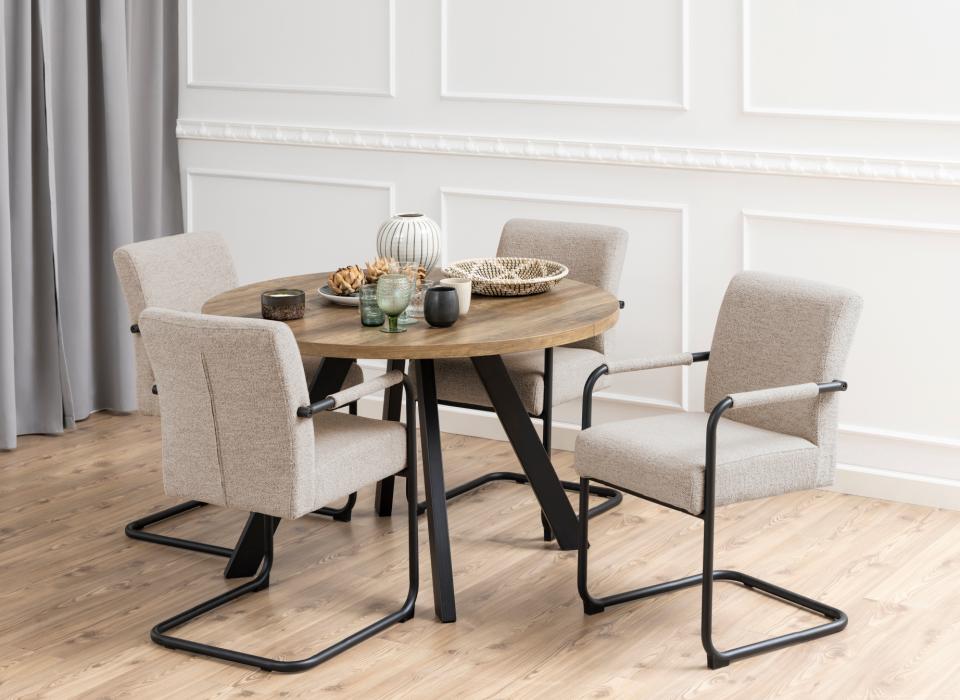 Ronde houten eettafel met vier beige stoelen en decoratie, moderne meubels bij Belga Meubel Brugge