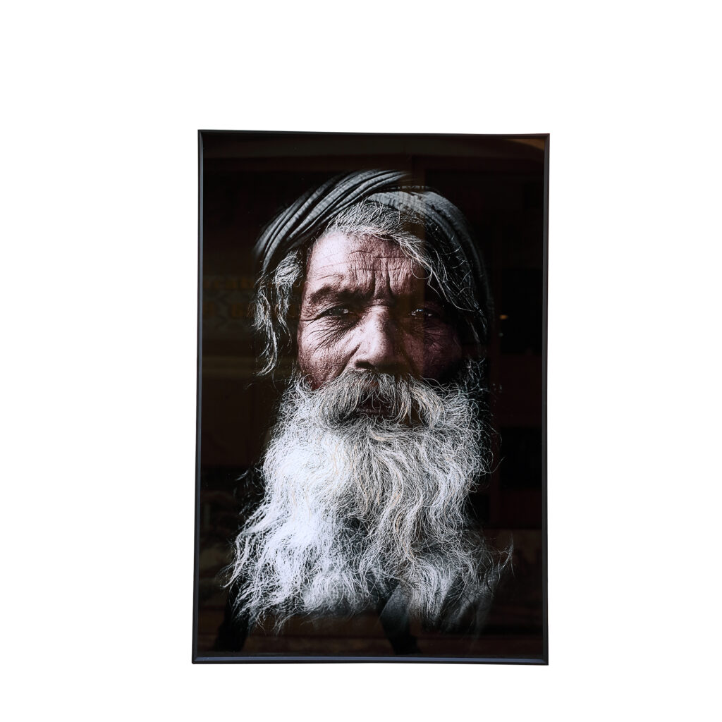 Kunstfoto van een oudere man met lange witte baard en grijze tulband, beschikbaar bij Belga Meubel in Brugge