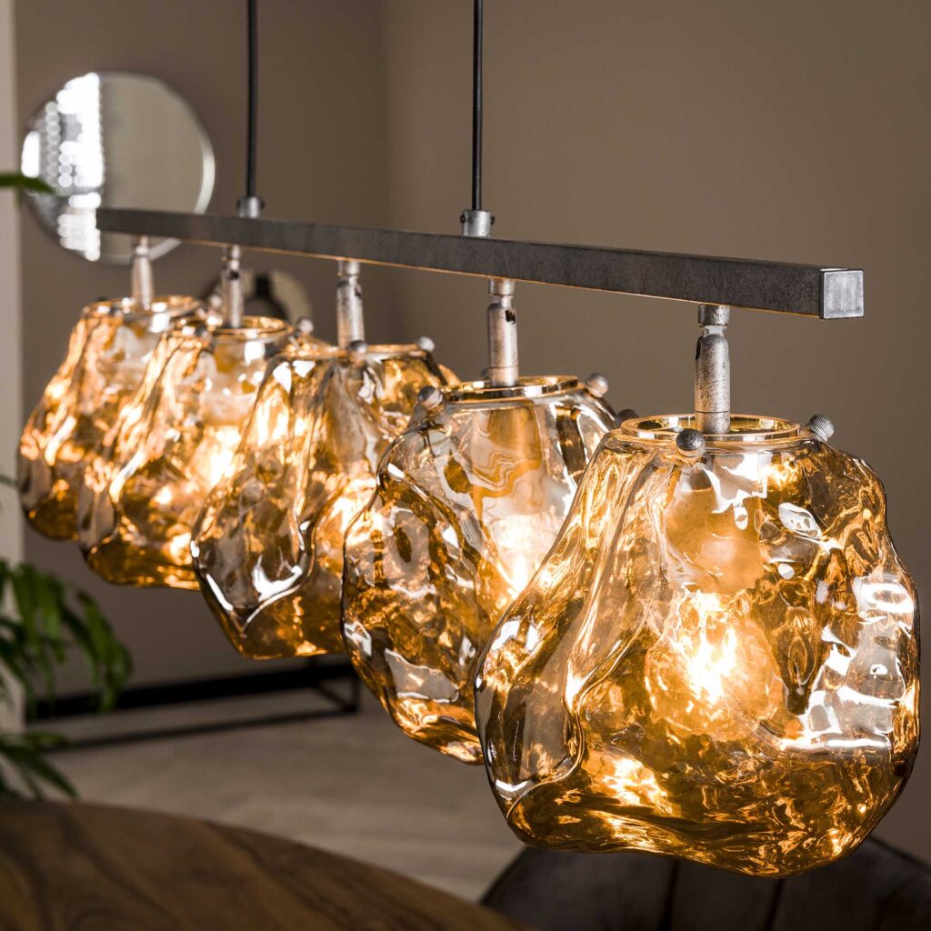 Industriële hanglamp met amberkleurige glazen lampenkappen bij Belga Meubel in Brugge