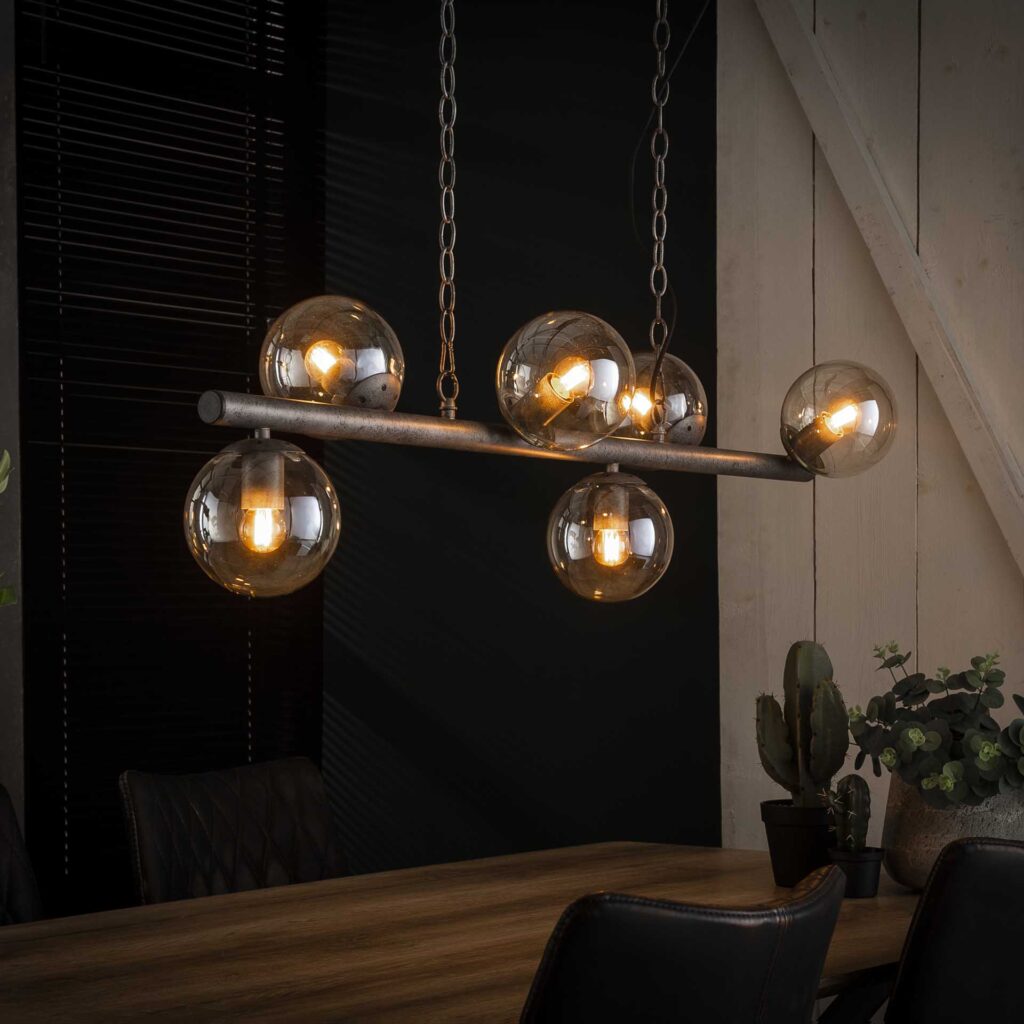 Moderne hanglamp met glazen bollen en warme verlichting boven houten tafel in interieur van Belga Meubel Brugge