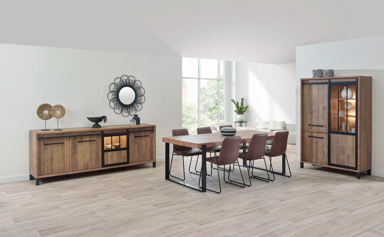 Moderne eethoek met houten tafel, bruine stoelen en houten kasten van Belga Meubel in lichte ruimte in Brugge