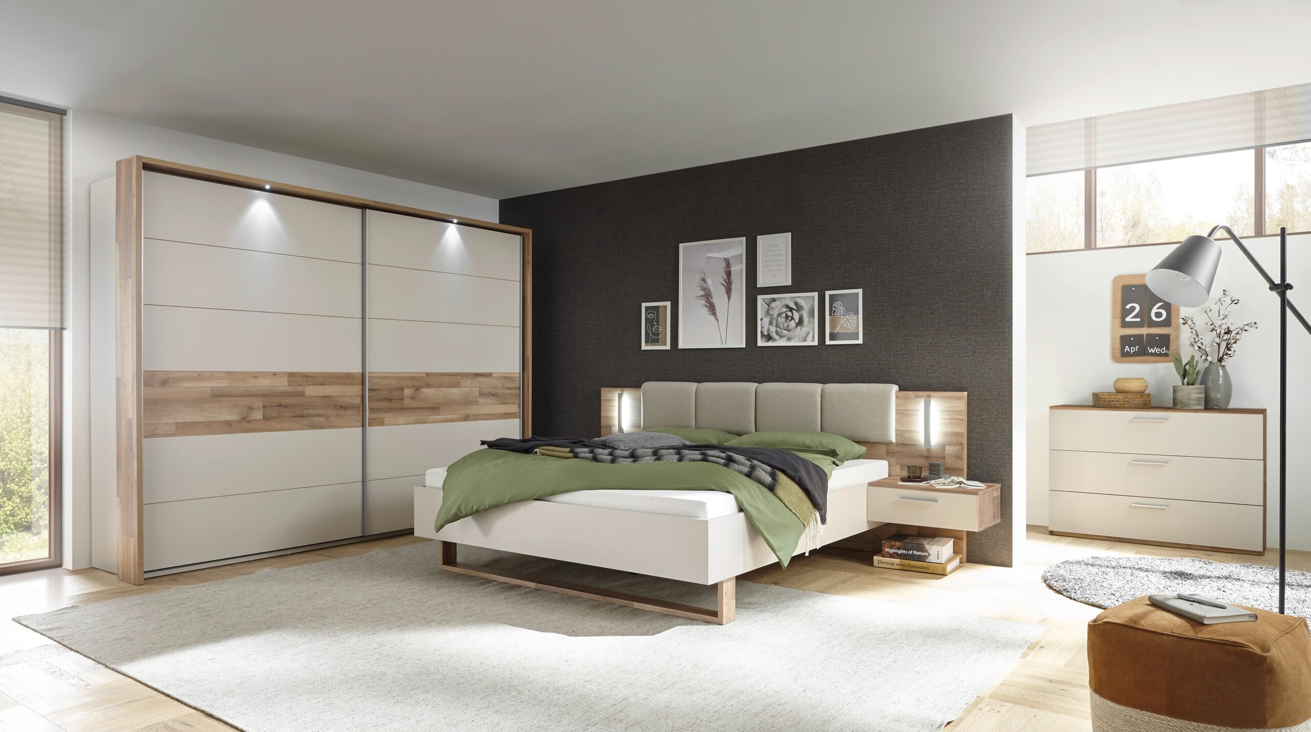 Modern slaapkamermeubilair in beige en houttinten met groot bed, schuifdeurkast en ladekast van Belga Meubel Brugge