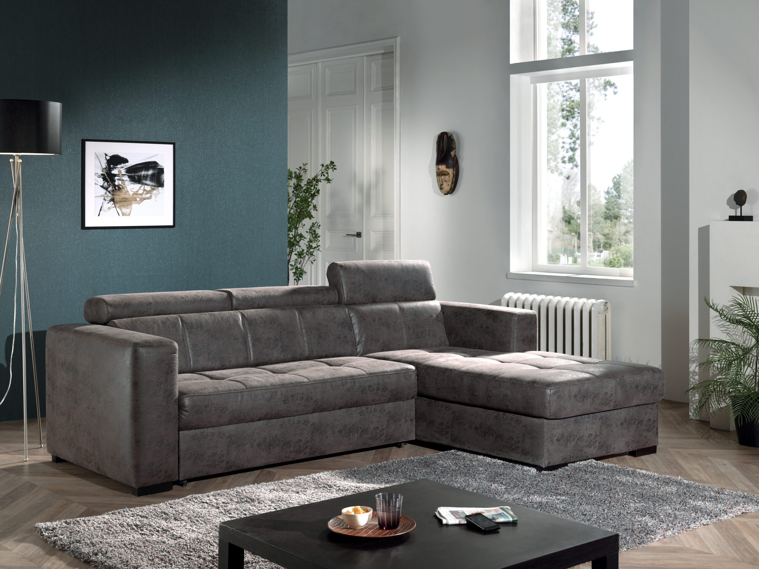 Grijze hoekzetel met verstelbare hoofdsteunen in modern interieur bij Belga Meubel Brugge