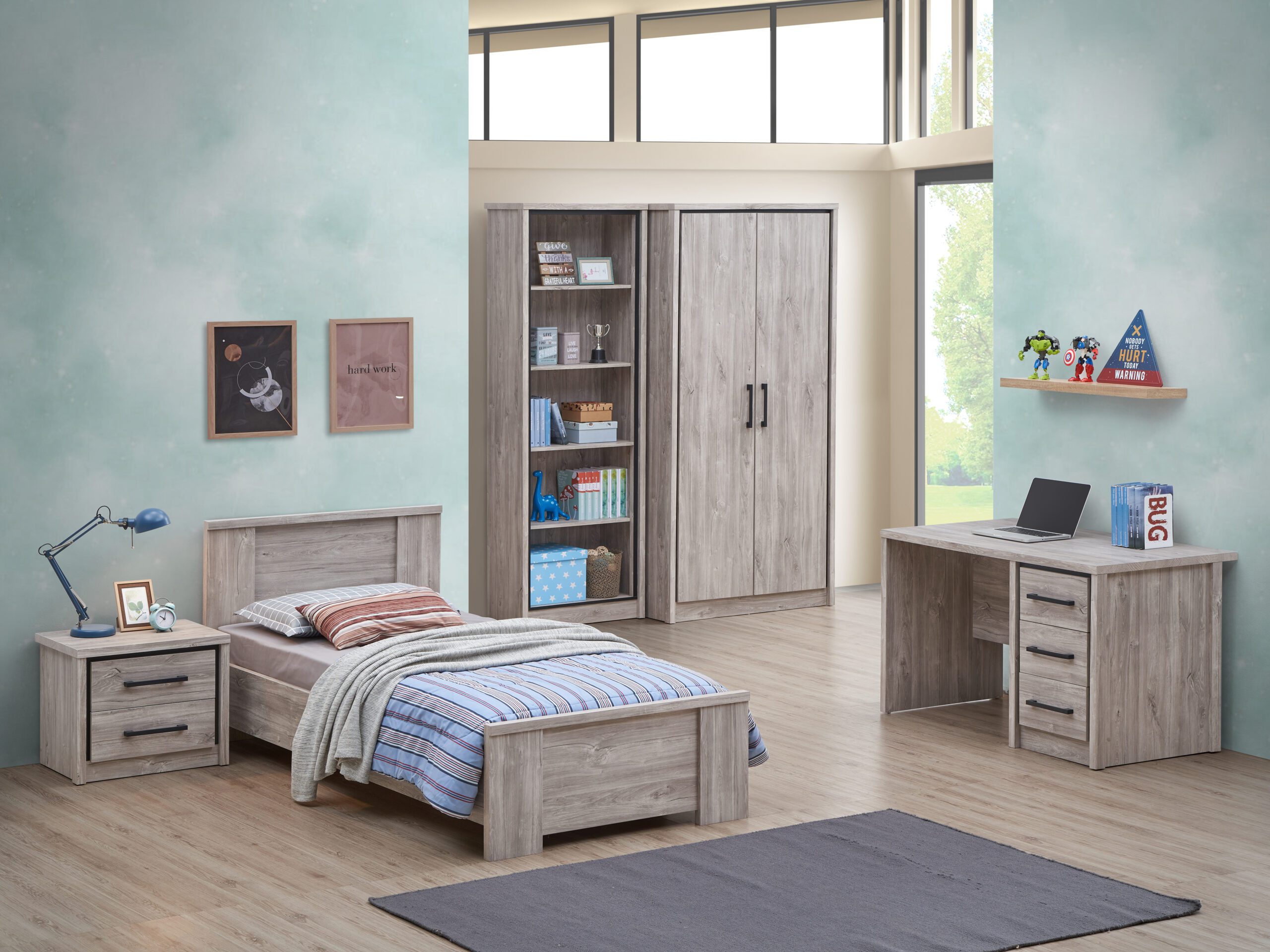 Kinderkamer inrichting met bed, bureau, kledingkast en boekenplank in houtlook, meubels van Belga Meubel Brugge