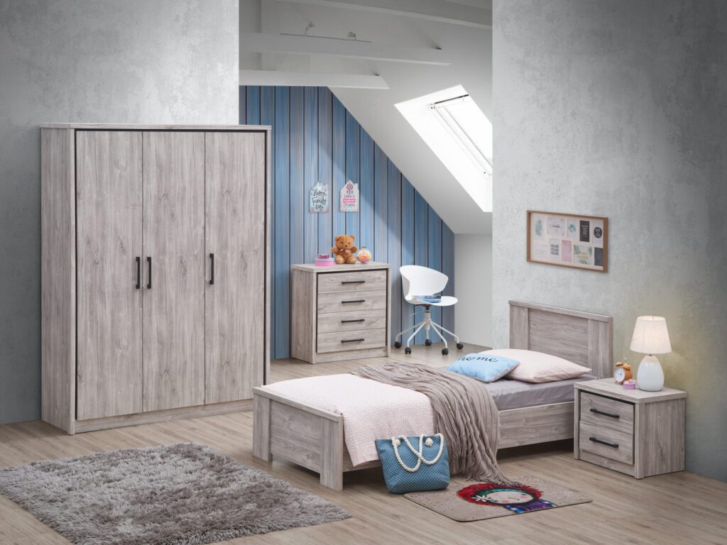 Slaapkamer in lichtgrijze houtlook met kast, commode, nachtkastje en bed van Belga Meubel in Brugge