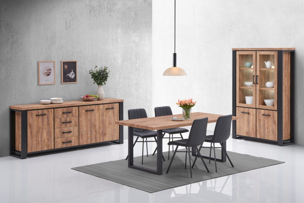 Moderne eethoek met houten tafel, zwarte stoelen, dressoir en vitrinekast van Belga Meubel in Brugge