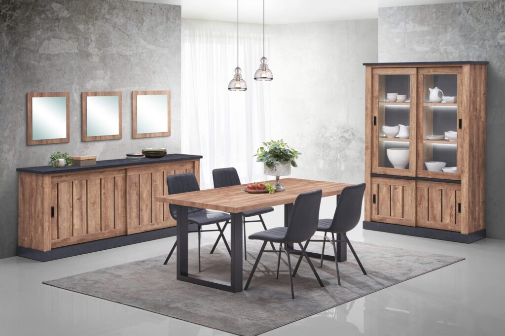 Eetkamer met houten tafel, zwarte stoelen, houten buffetkast en spiegelpanelen bij Belga Meubel Brugge