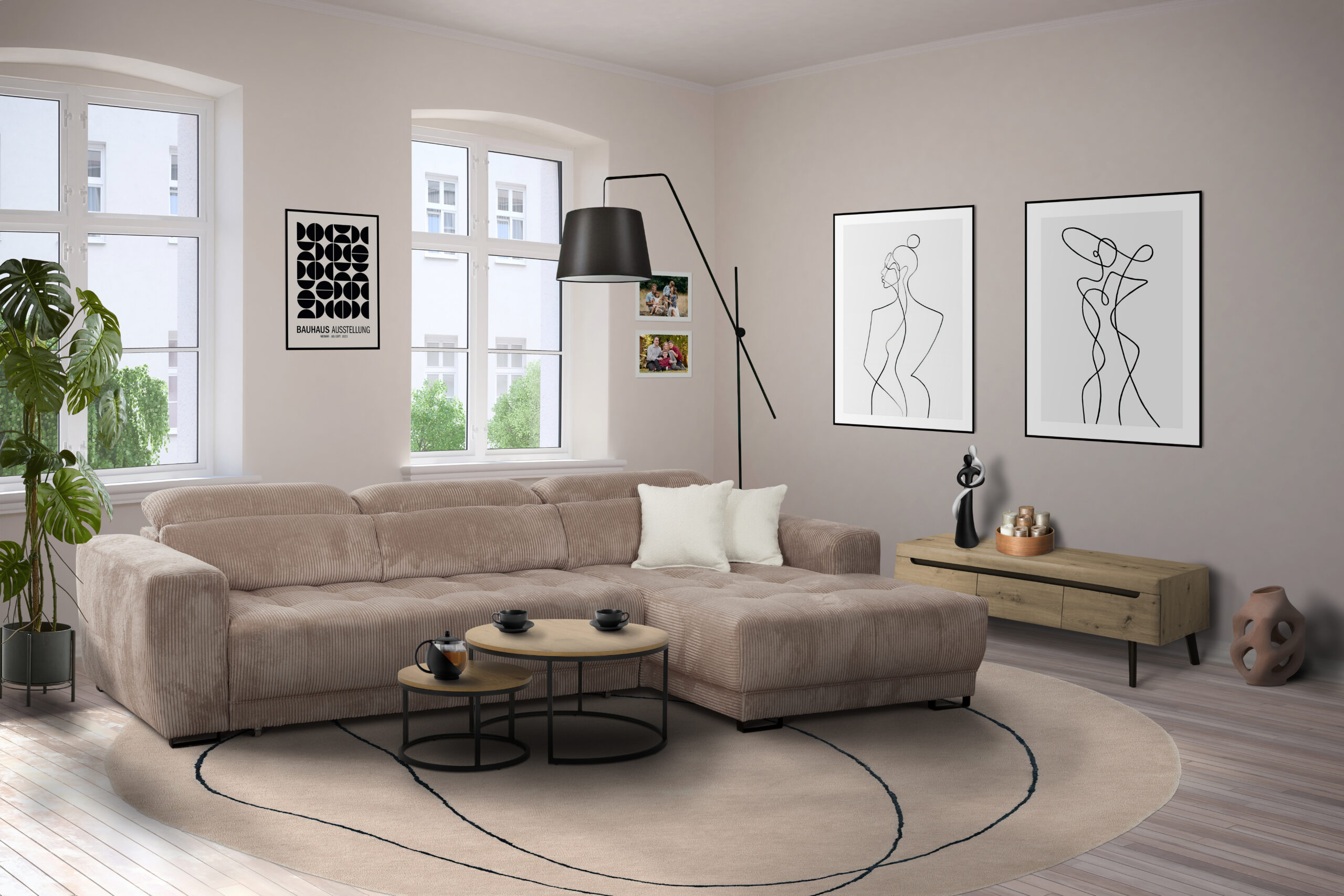 Moderne beige hoekbank in een woonkamer met houten salontafels, abstracte wanddecoratie en grote ramen