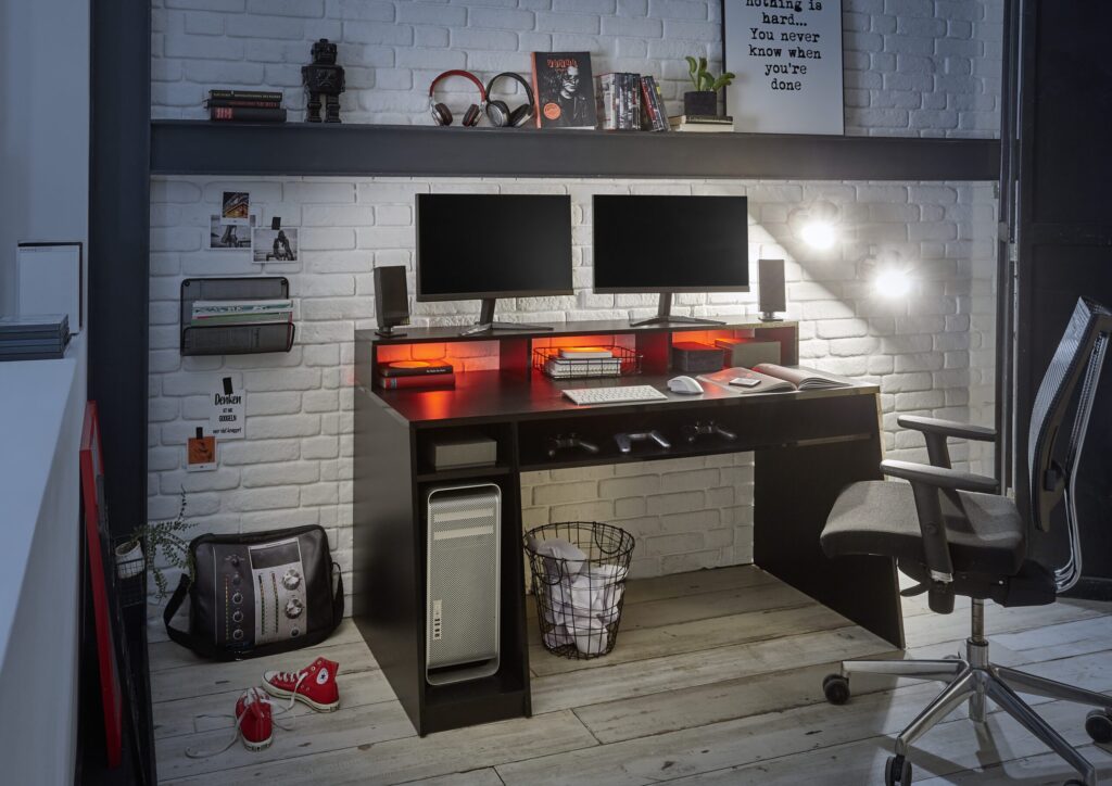 modern zwart bureau met dubbele monitoren en bureaustoel in werkruimte met witte bakstenen muur Belga Meubel Brugge