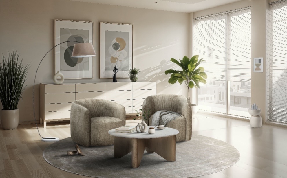 knusse zithoek met twee zachte fauteuils, ronde salontafel en moderne houten dressoir in lichte woonkamer