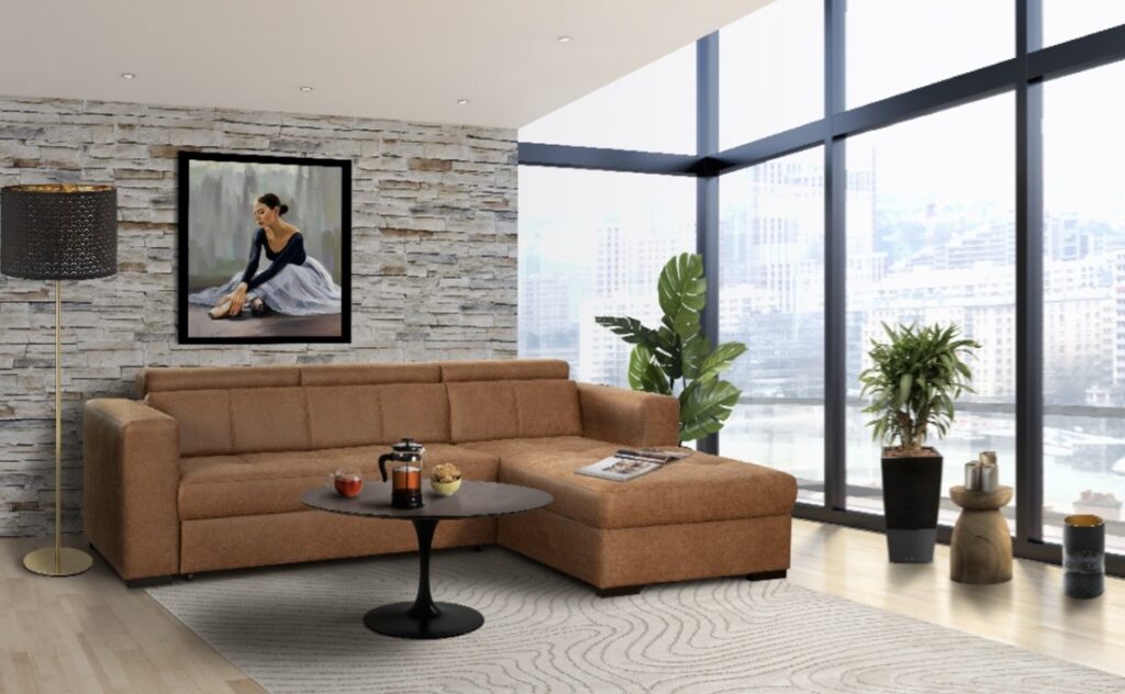 Comfortabele cognackleurige hoekbank in moderne woonkamer met stenen muur en grote ramen bij Belga Meubel