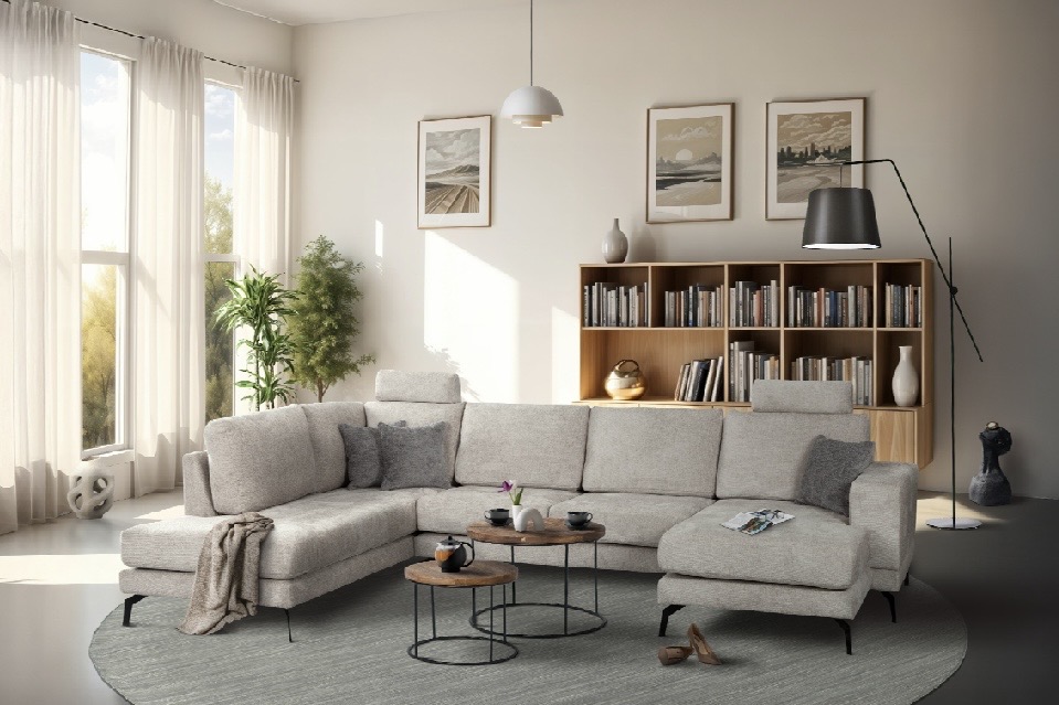 Lichtgrijze hoekbank in moderne woonkamer met houten boekenkast en vloerlamp bij Belga Meubel Brugge