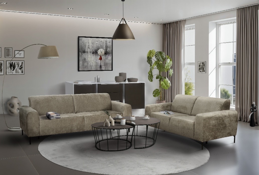 Moderne woonkamer met twee beige stoffen banken, zwarte ronde salontafels en grote raamdecoratie bij Belga Meubel Brugge