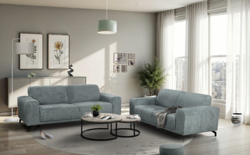 Moderne woonkamer met lichtblauwe stoffen banken, ronde salontafels en grote ramen met witte gordijnen