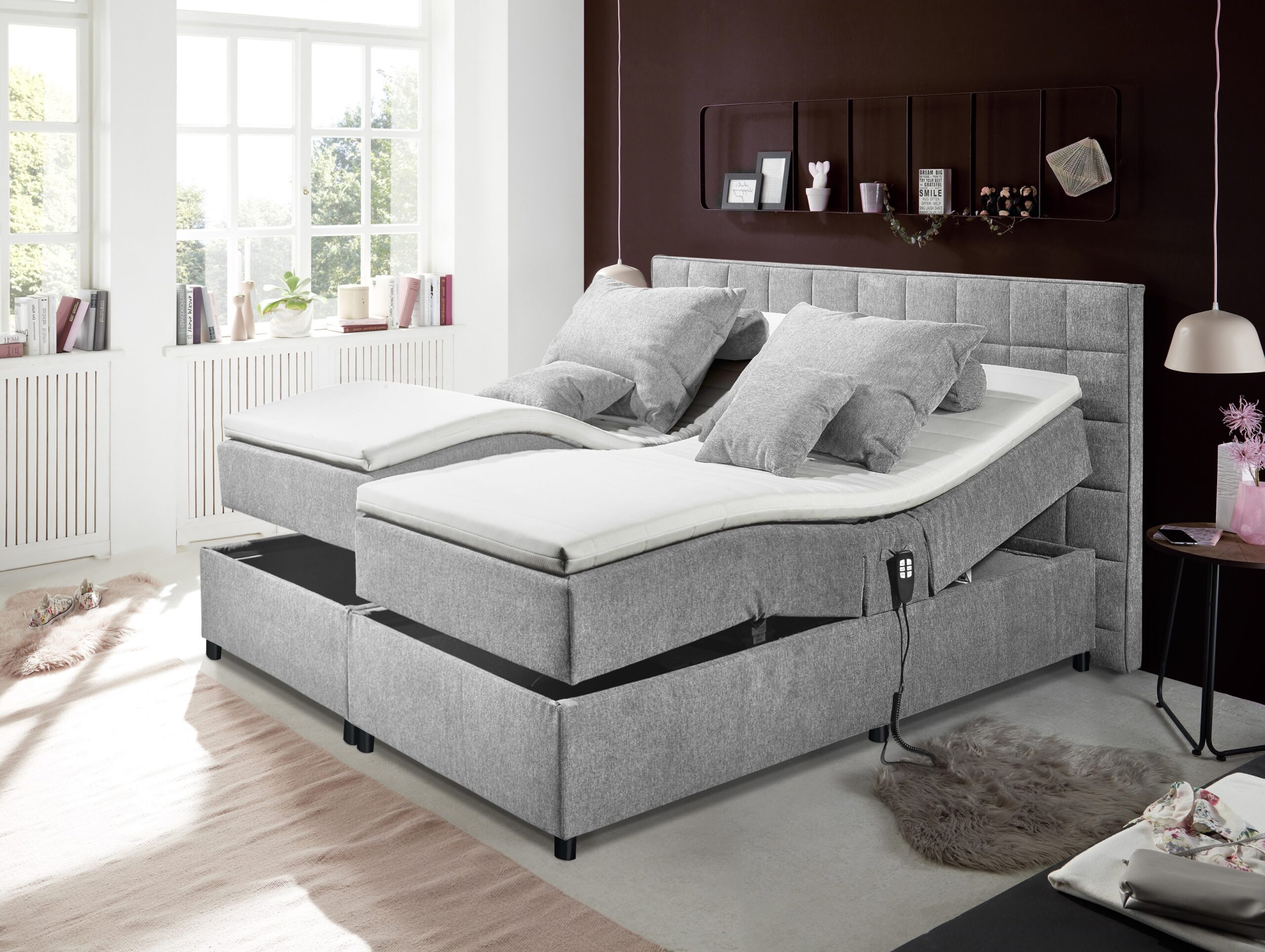 grijze verstelbare boxspring bed met opbergruimte in een lichte slaapkamer bij Belga Meubel Brugge