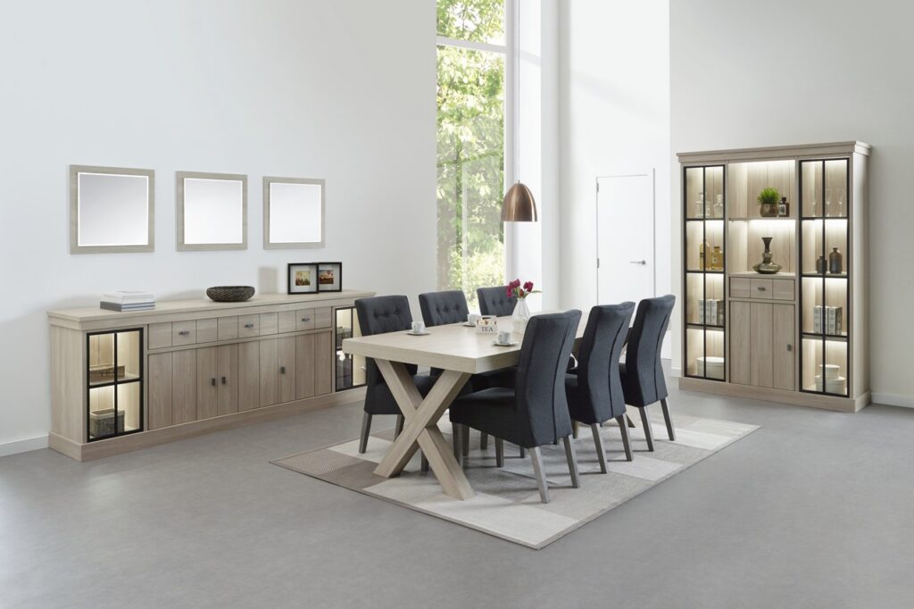 Moderne eetkamer met houten tafel, zes donkergrijze stoelen, dressoir en verlichte kast bij Belga Meubel in Brugge