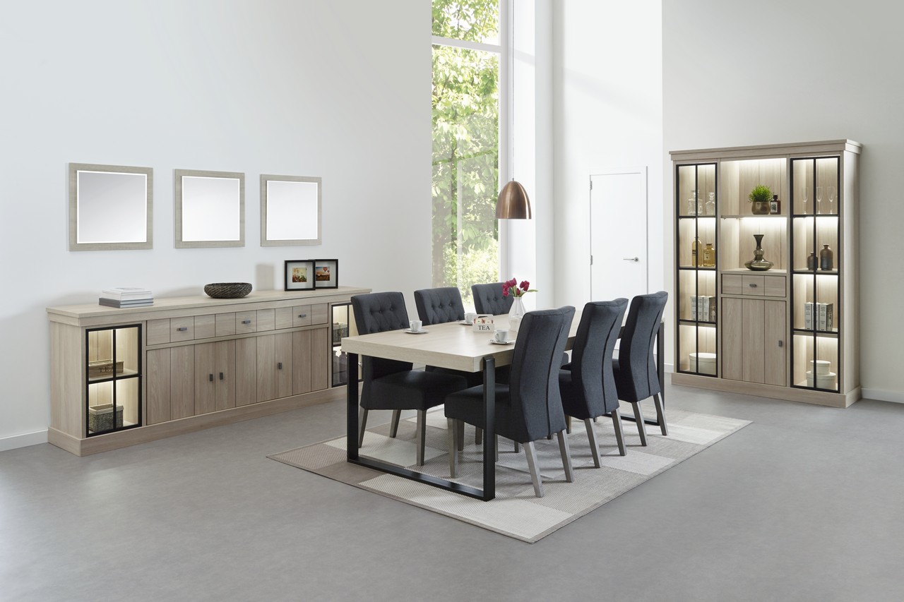 Moderne eetkamerinrichting met licht houten meubels en zes donkergrijze stoelen, verkrijgbaar bij Belga Meubel Brugge
