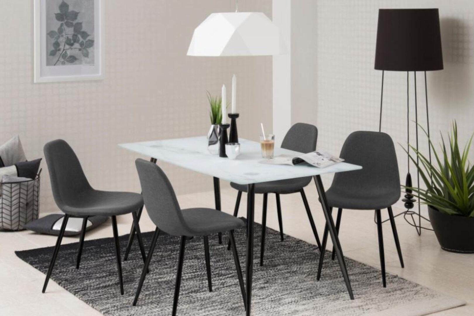 Strakke eethoek met glazen tafel en vier grijze stoelen in modern interieur, verkrijgbaar bij Belga Meubel Brugge