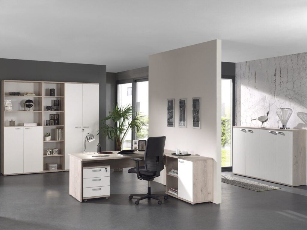 Moderne lichte houten bureaus met opbergkasten en een ergonomische bureaustoel in een kantoorruimte van Belga Meubel Brugge