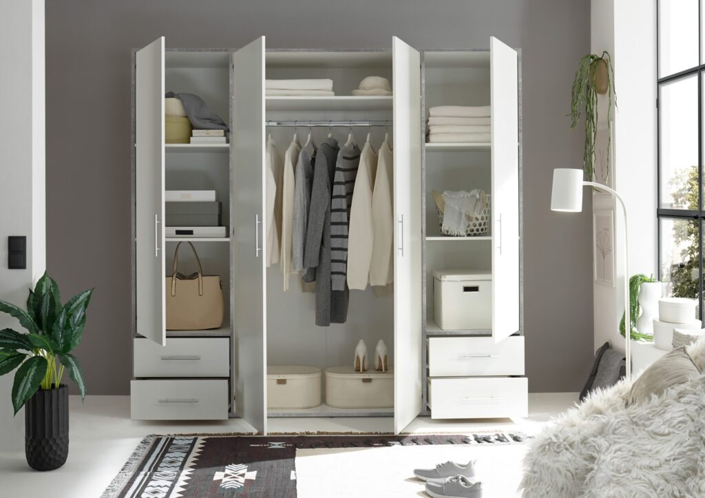 Witte opgeruimde kledingkast met open deuren en nette kleding, decoratie en accessoires, meubelwinkel Belga Meubel Brugge