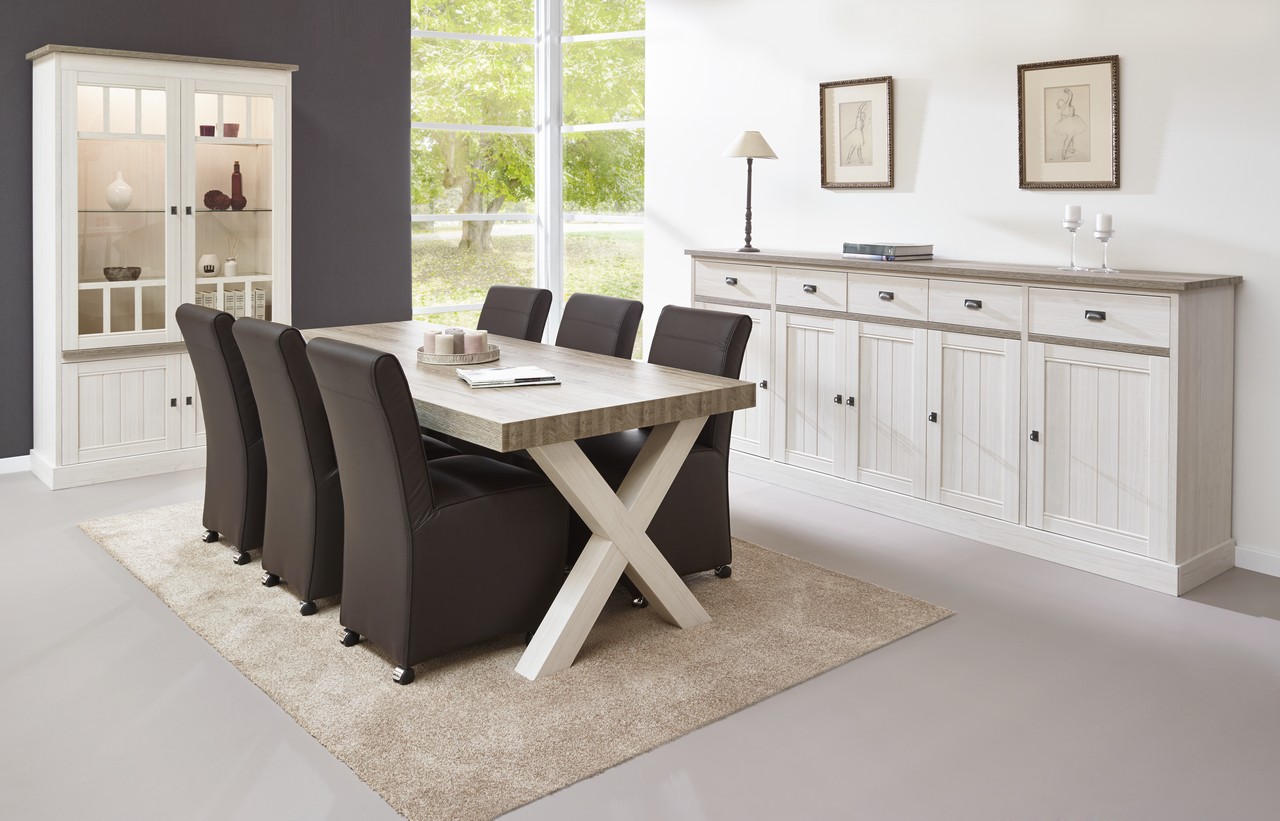 Lichte eethoek met robuuste houten tafel, zes zwarte stoelen, witte dressoir en vitrinekast, meubels van Belga Meubel Brugge