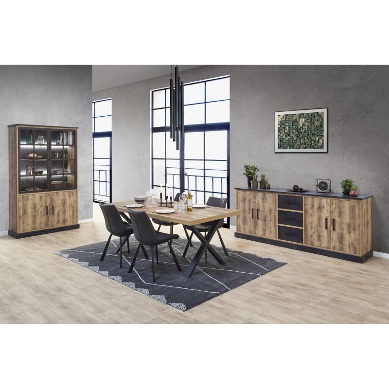 Eetkamer met houten tafel, zwarte stoelen, buffetkast en vitrinekast van Belga Meubel in Brugge