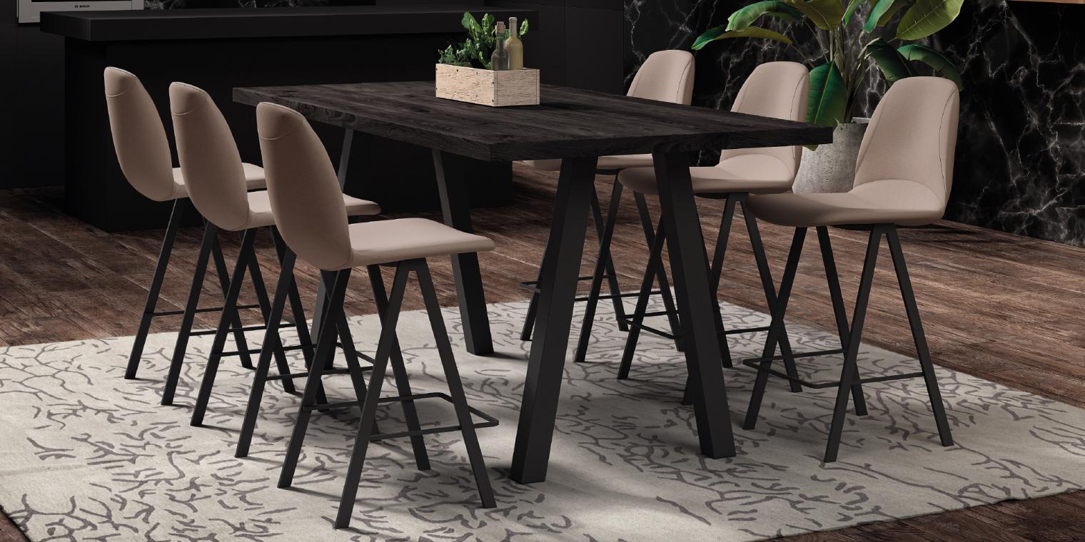 Moderne hoge eettafel met zes taupekleurige barkrukken in een stijlvolle eetkamer bij Belga Meubel Brugge