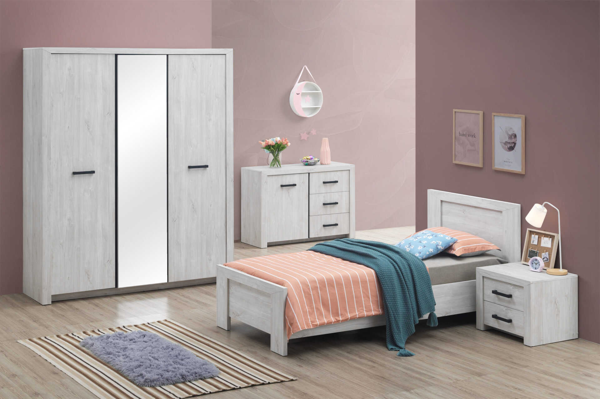 Slaapkamermeubilair van licht hout met kast, dressoir, bed en nachtkastje in zachte roze kamer bij Belga Meubel Brugge