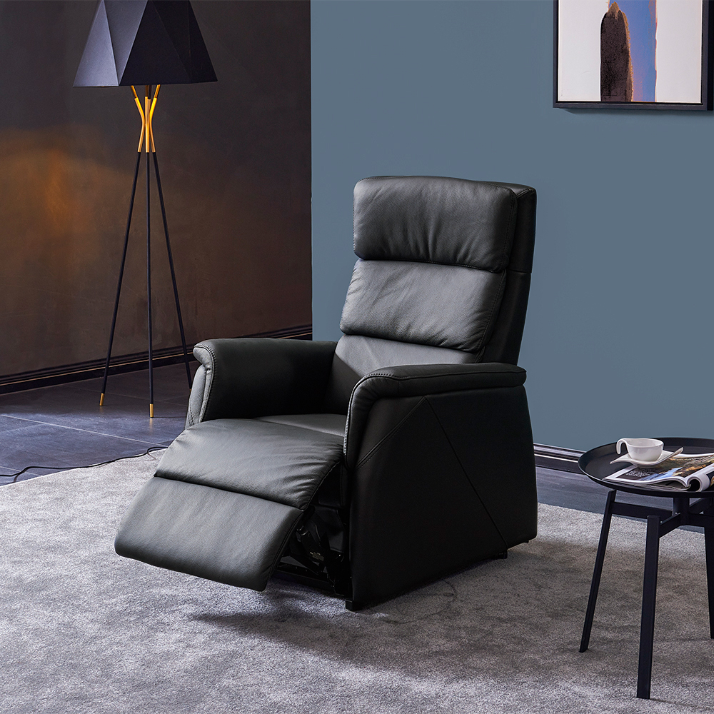 Zwarte leren relaxfauteuil met voetsteun in sfeervolle woonkamer, verkrijgbaar bij Belga Meubel Brugge
