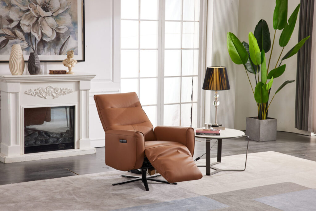 Comfortabele bruine relaxfauteuil met voetsteun in moderne woonkamer bij Belga Meubel Brugge