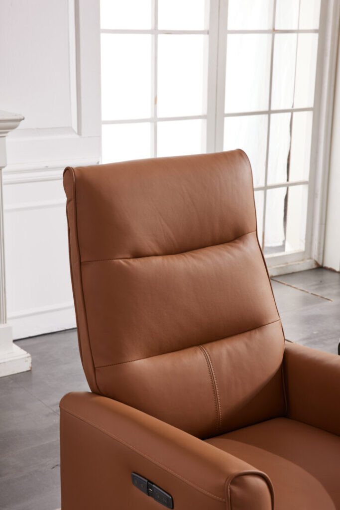 Cognac leren relaxzetel met hoge rugleuning in modern interieur, verkrijgbaar bij Belga Meubel Brugge
