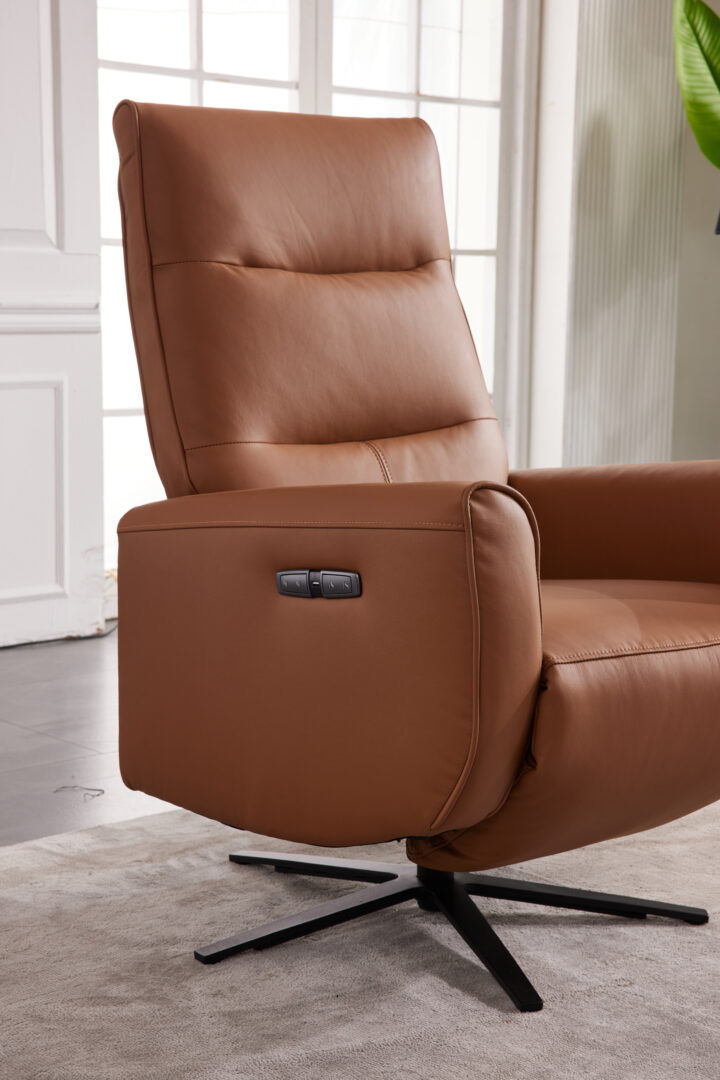 bruine leren relaxfauteuil met zwarte metalen draaivoetjes in woonkamer interieur Belga Meubel Brugge