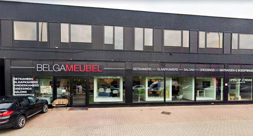 Vooraanzicht van Belga Meubel meubelwinkel in Brugge met grote etalageramen en zwart gevelontwerp