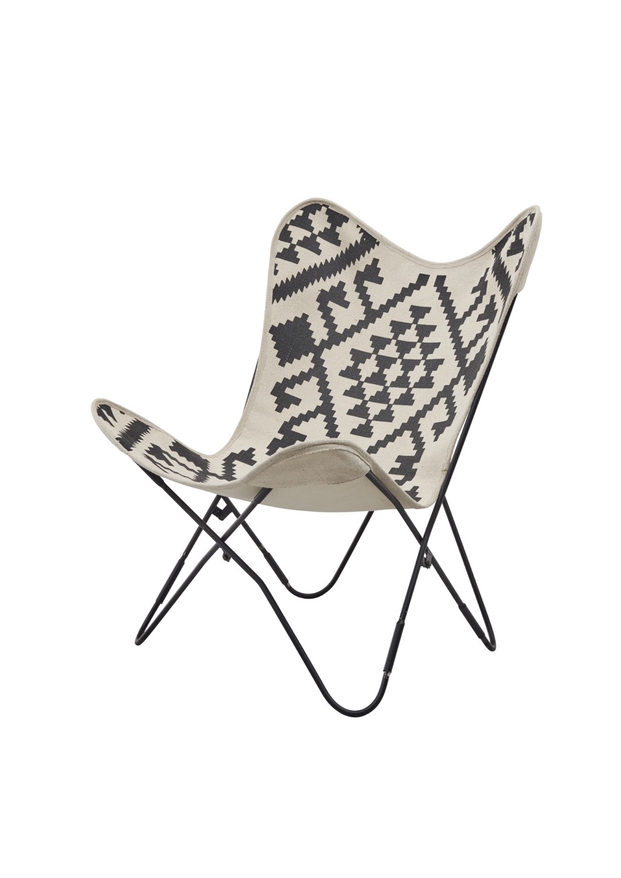 Vlinderstoel met beige en zwarte geometrische print, verkrijgbaar bij Belga Meubel in Brugge
