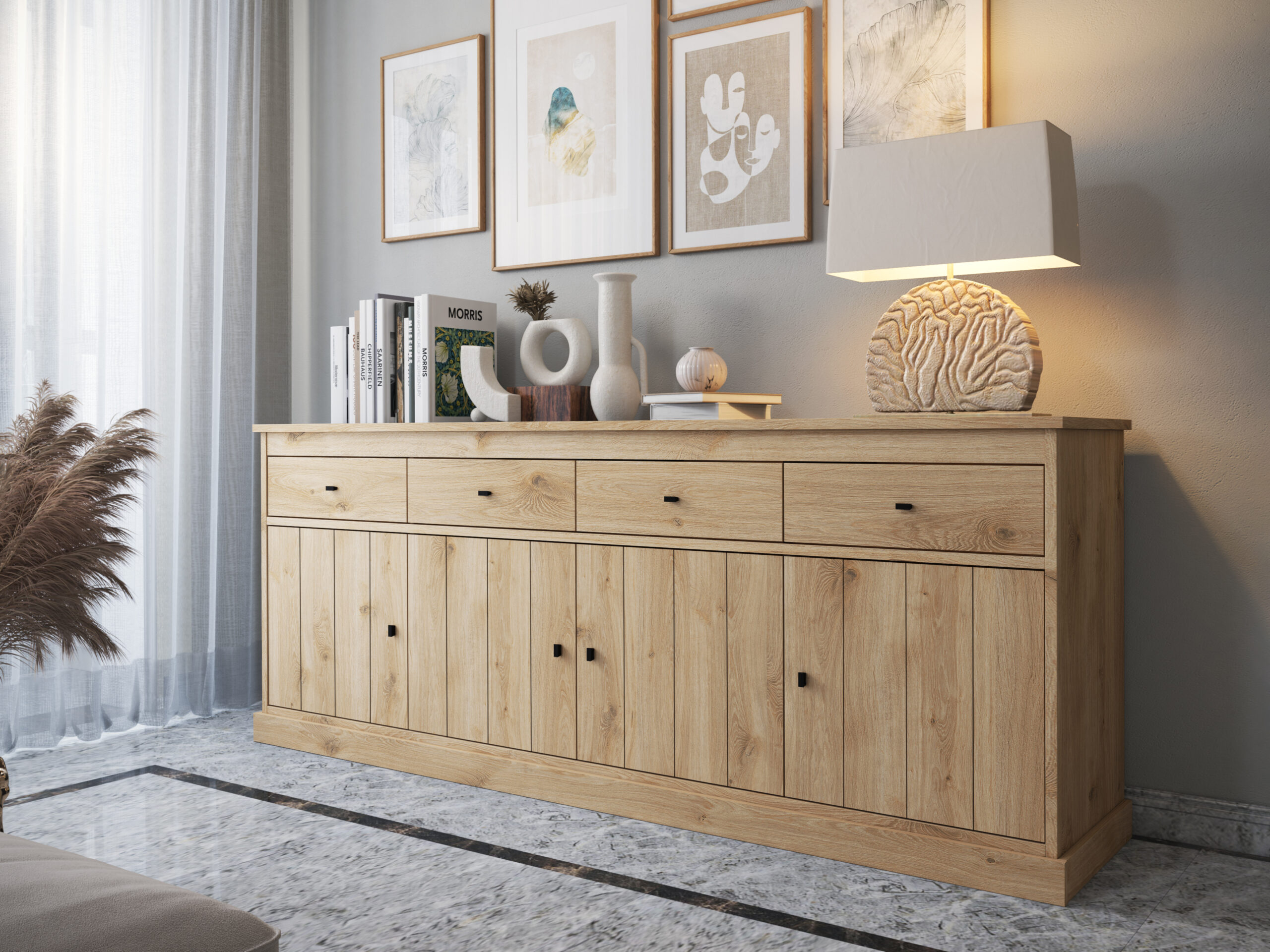 Houten dressoir met decoratieve vaasjes, boeken en lamp in sfeervolle woonkamer bij Belga Meubel Brugge