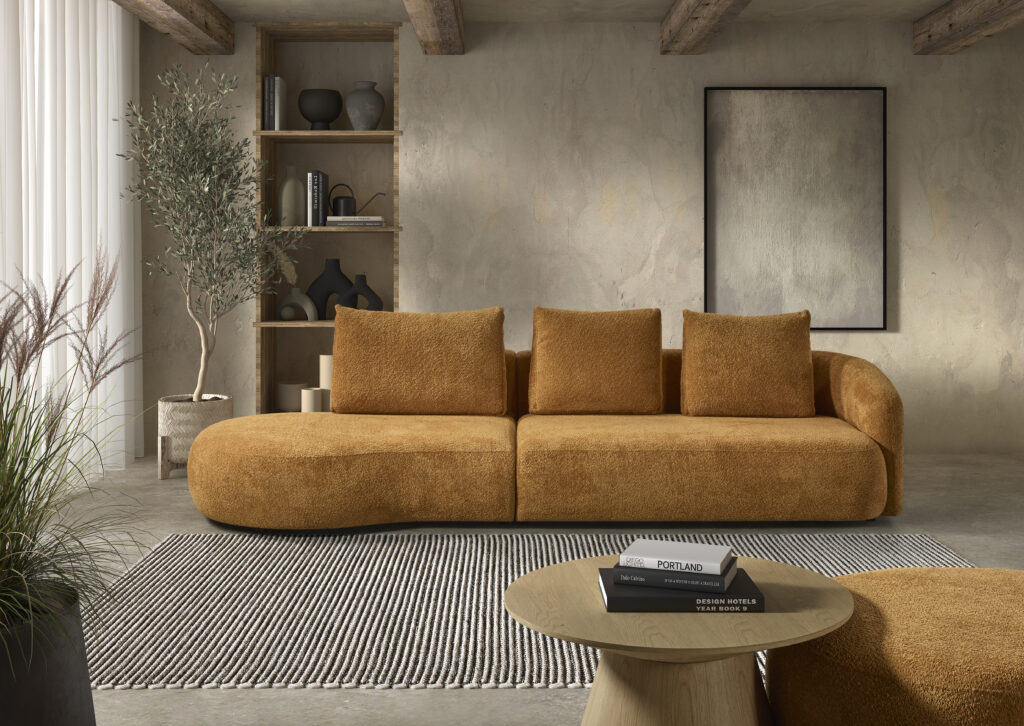 Comfortabele okergele stoffen bank in een moderne woonkamer met houten balken en decoratie verkocht bij Belga Meubel Brugge