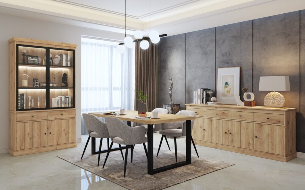 Eetkamer met houten meubels van Belga Meubel in Brugge, inclusief eettafel, stoelen, vitrinekast en dressoir