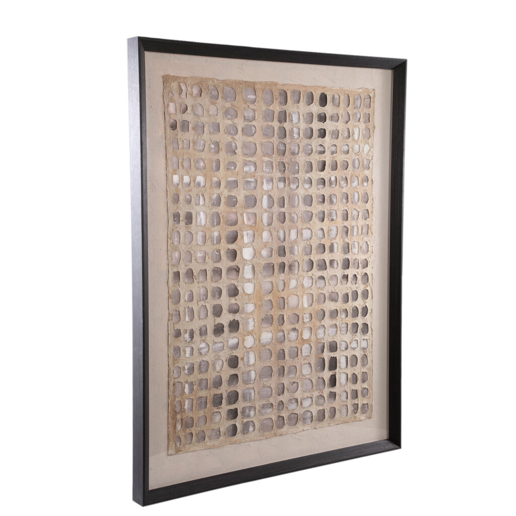 Abstract wanddecoratie met beige en grijze vierkante patronen in houten lijst in Brugge bij Belga Meubel