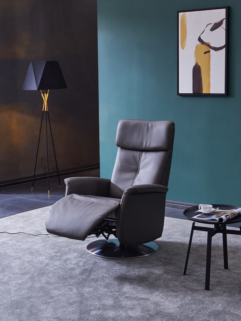 Comfortabele grijze lederen relaxfauteuil met voetensteun in moderne woonkamer bij Belga Meubel Brugge