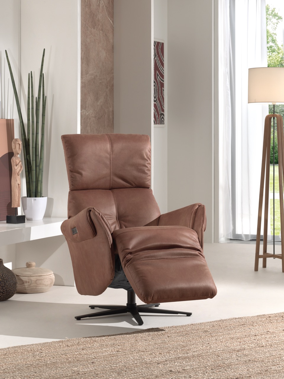 bruine leren relaxzetel met voetensteun in modern interieur, voorzien van USB-poort, verkocht bij Belga Meubel Brugge