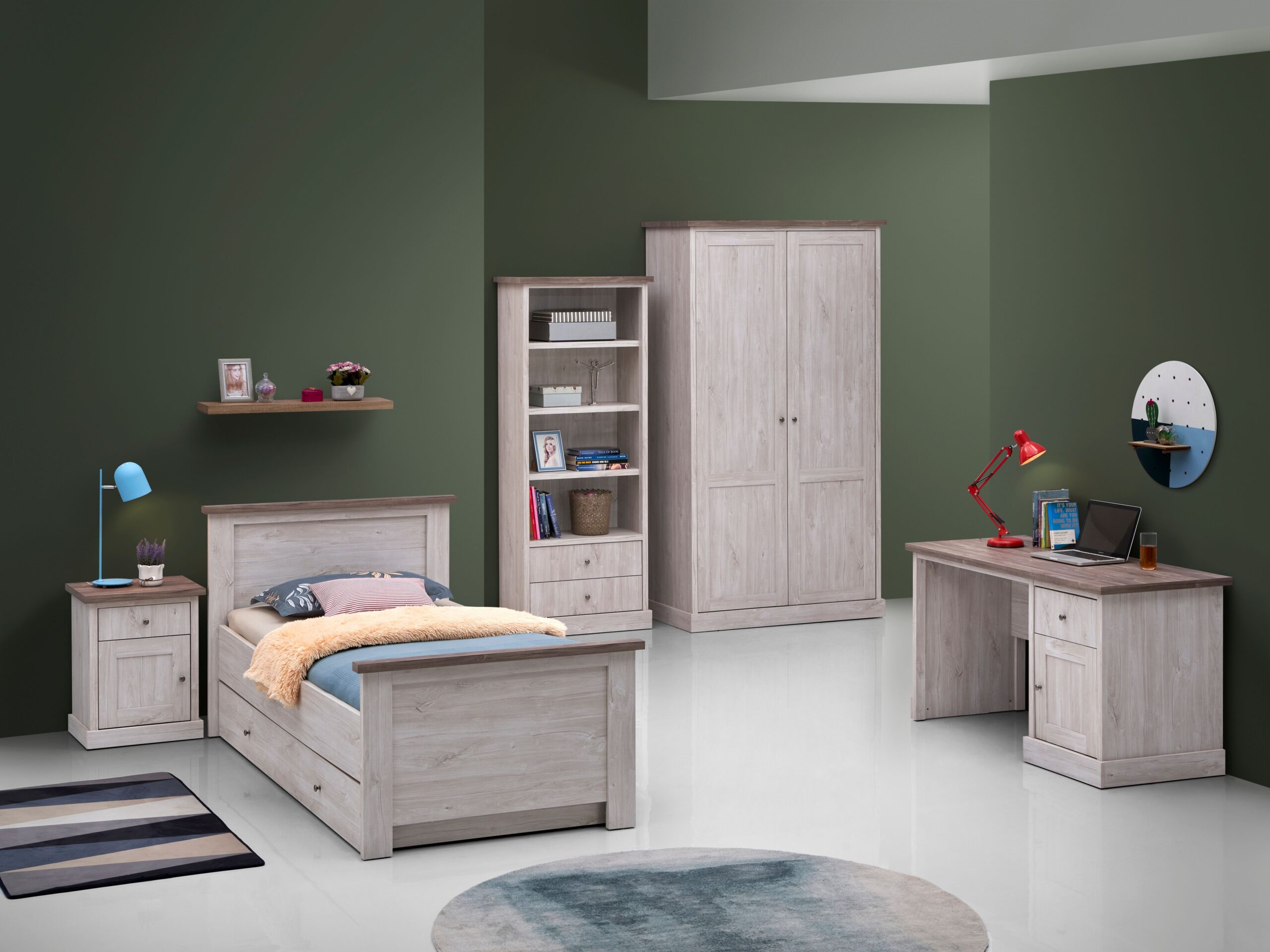 Slaapkamerinrichting met licht houten meubelen van Belga Meubel inclusief bed, kast, boekenplank en bureau tegen groene muur