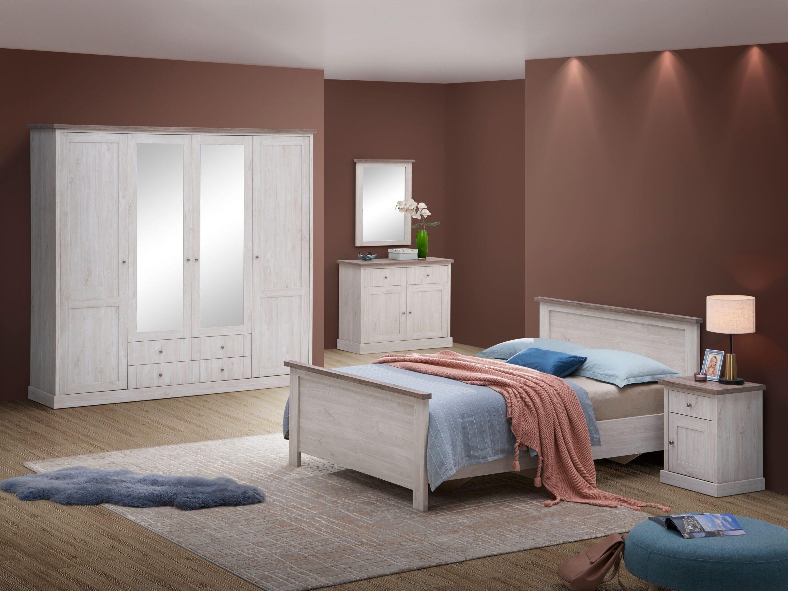 Slaapkamer met witte houten meubelen zoals kast met spiegels, dressoir, bed en nachtkastje in een warme bruine kamer