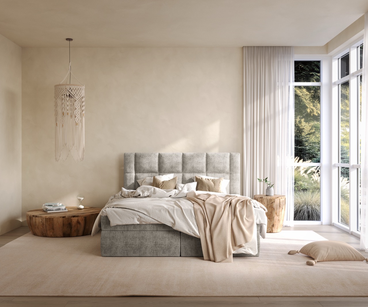 Slaapkamer met lichtgrijs gestoffeerd bed, houten bijzettafels, macramé lamp en groot raam met uitzicht op groen buitengebied