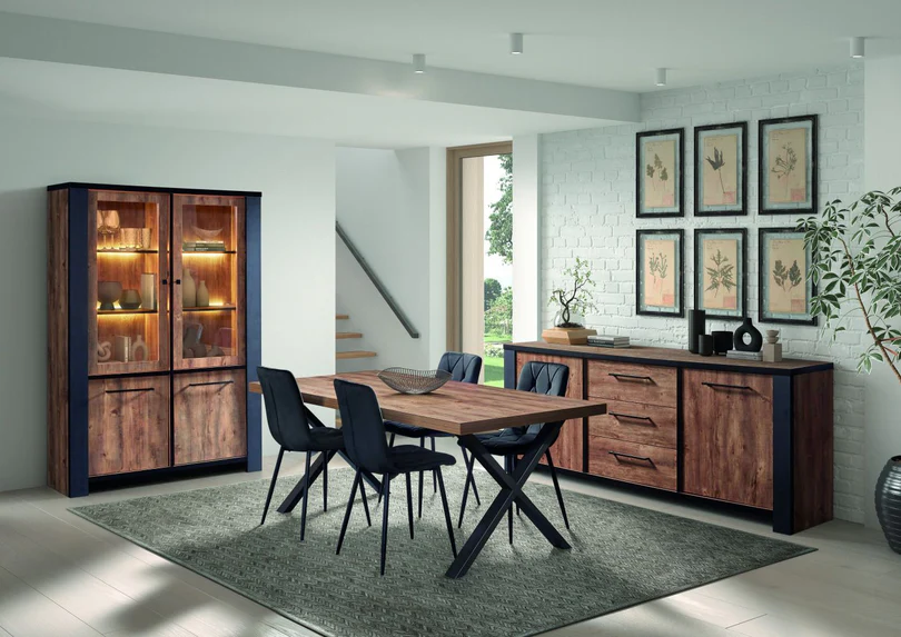 moderne eetkamer met houten tafel, zwarte stoelen, verlichte vitrinekast en houten dressoir in lichte ruimte