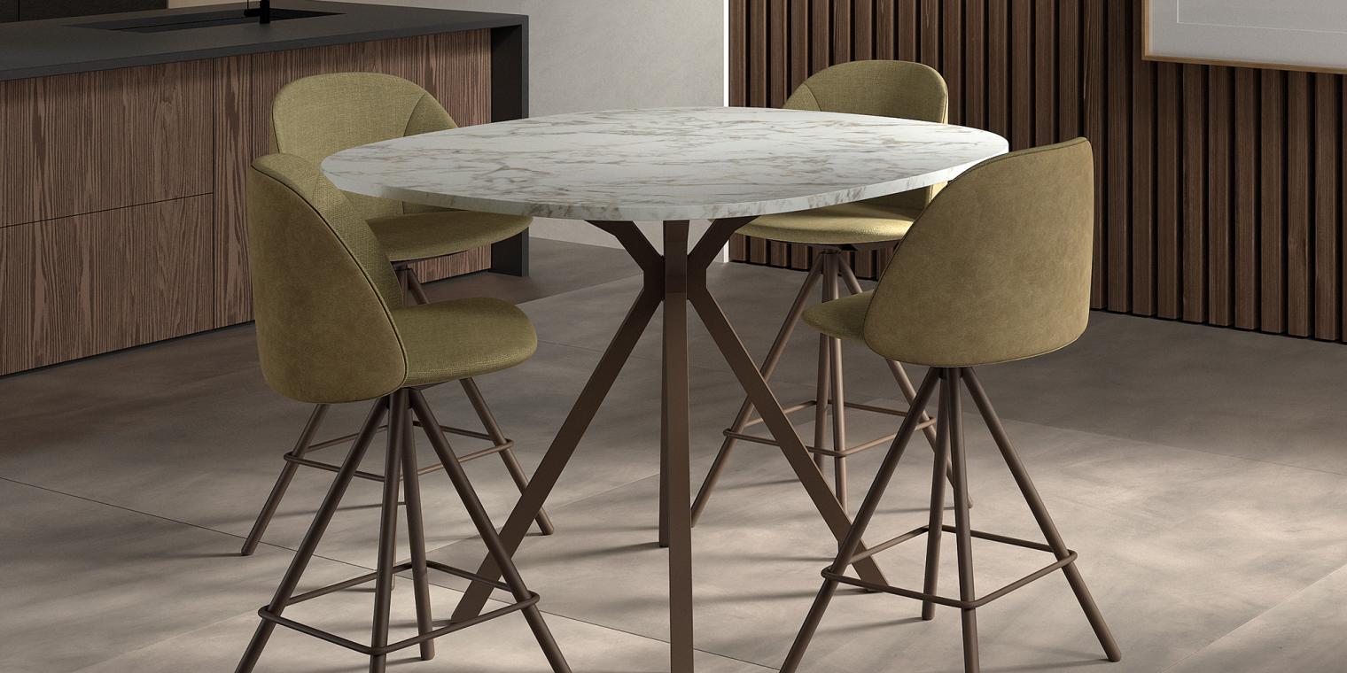 Ronde marmeren tafel met vier groene hoge stoelen in moderne eetkamer bij Belga Meubel Brugge